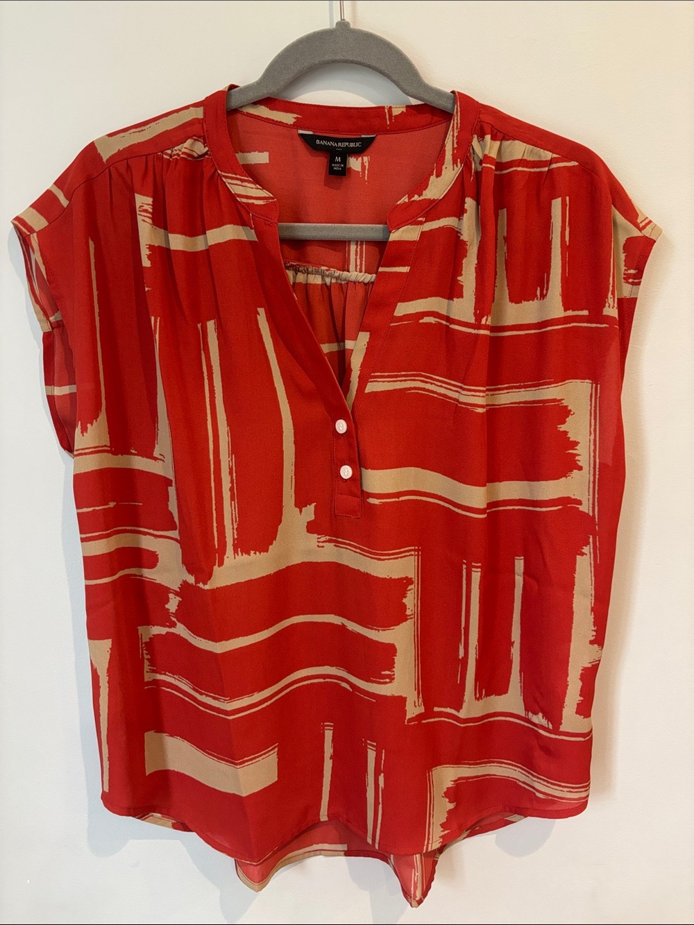 Banana Republic Red and Beige Abstract Brushstroke V-Neck Cap Sleeve Top Size M